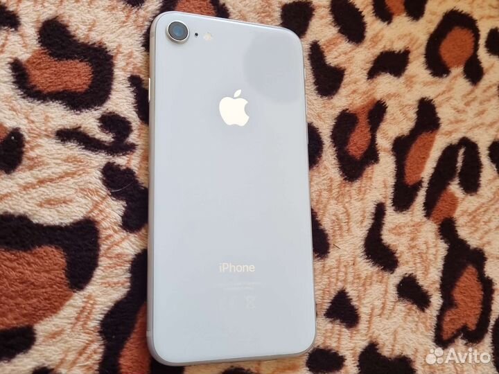 Телефон iPhone 8