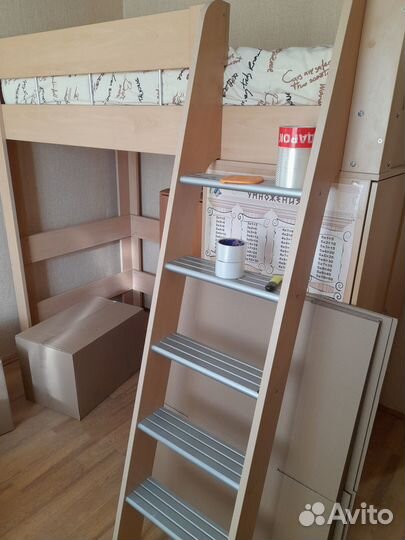 Кровать с лестницей и шкафом