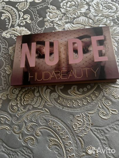 Палетка теней huda beauty