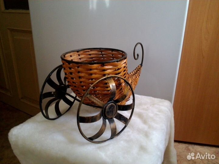 Бутылочница или ваза декоротивная для иск. цветов