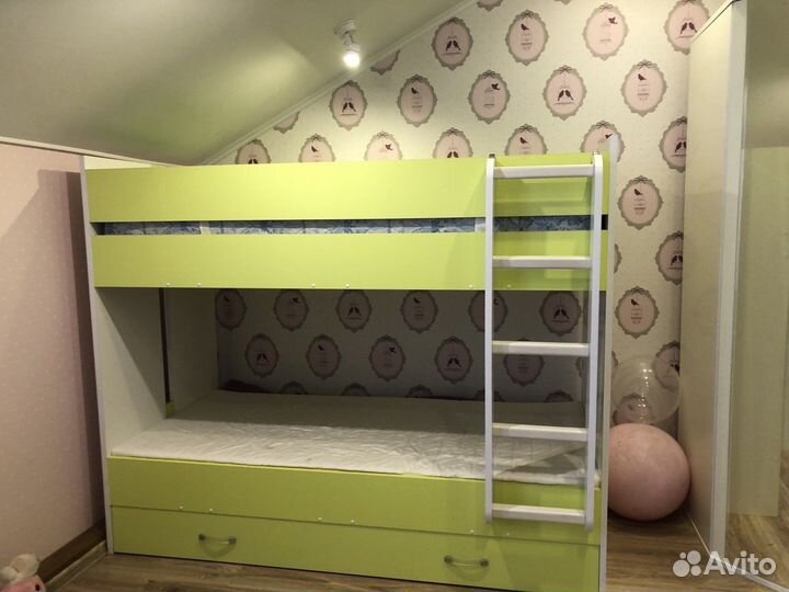 2-х ярусная кровать, стол, полка (матрац)