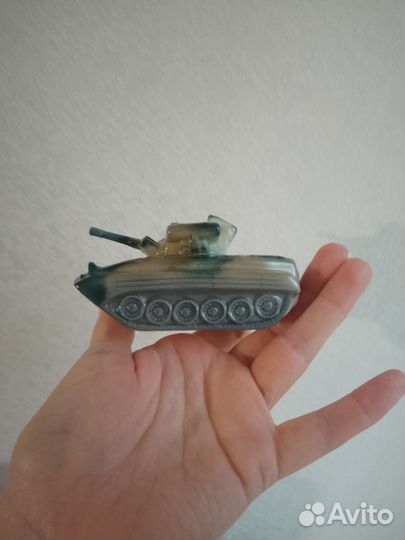 Модель танка. Фарфоровые статуэтки