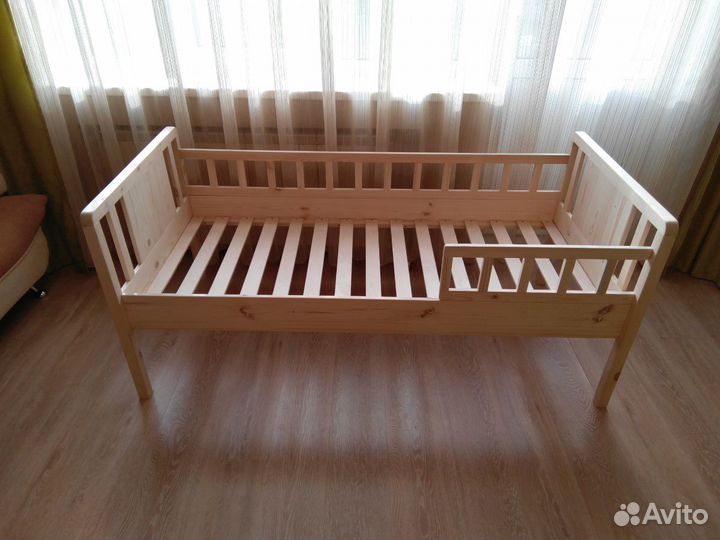 Деревянная кровать 