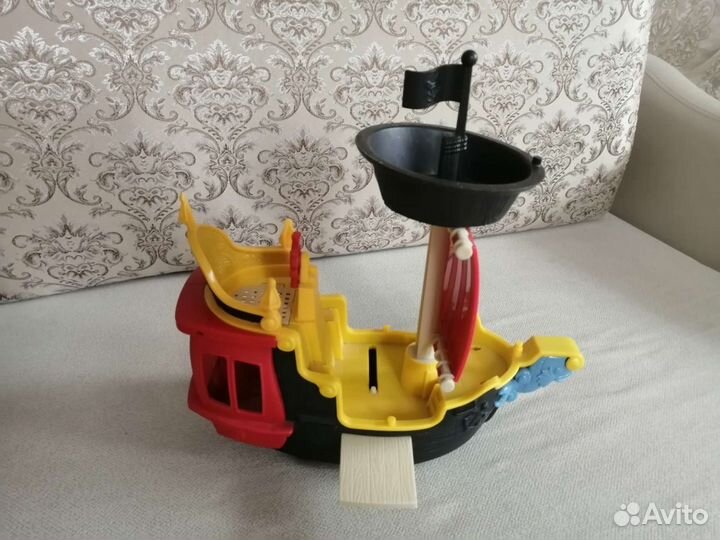 Корабль и капитан Крюк