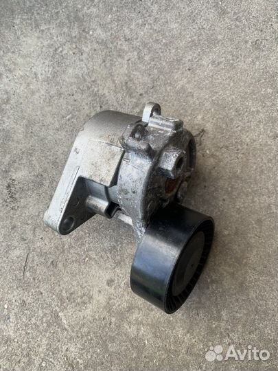 Ролик с натяжителем агрегатного ремня BMW