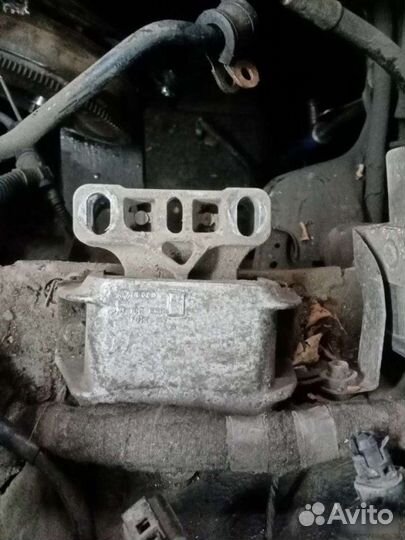Опора двигателя левая Volkswagen Golf 4