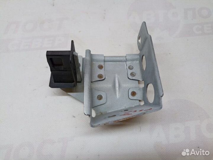 Кронштейн полки багажника левый Volkswagen Touareg