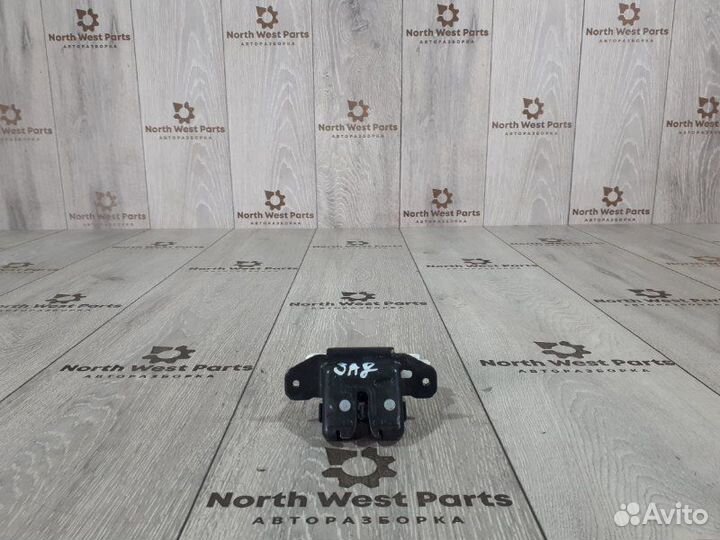 Замок багажника задний Toyota Auris (E180) 1zrfae