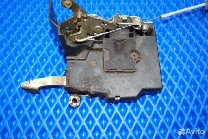 Замок двери передний правый BMW 7 E32