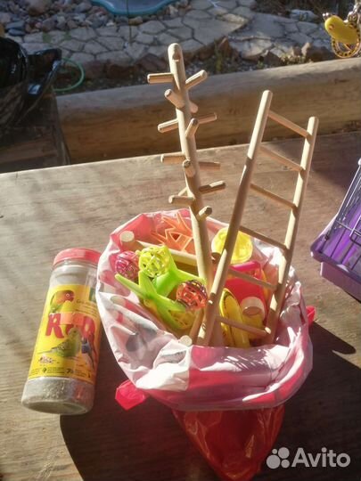 Клетка для попугая с игрушками