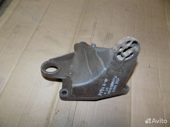 Кронштейн кпп правый A4 B5 1994-2000