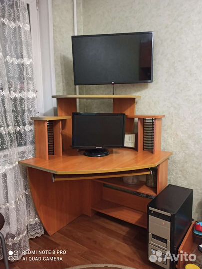 Угловой письменный стол