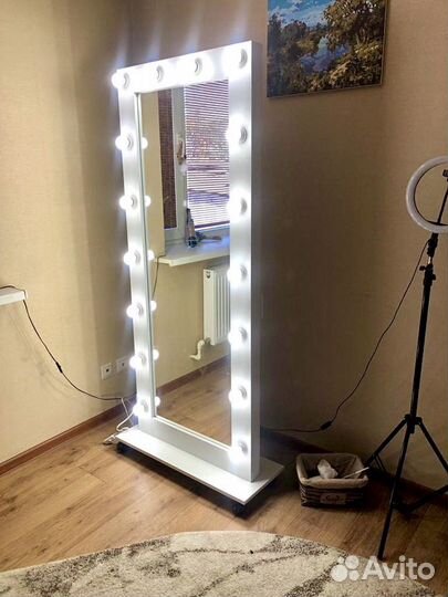Зеркало напольное на колесках