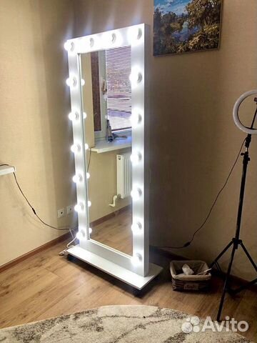 Зеркало напольное на колесках