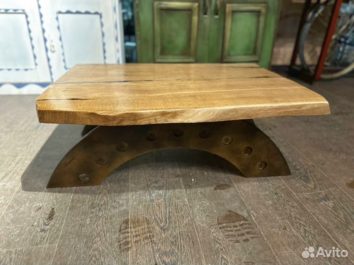 Низкий столик из массива