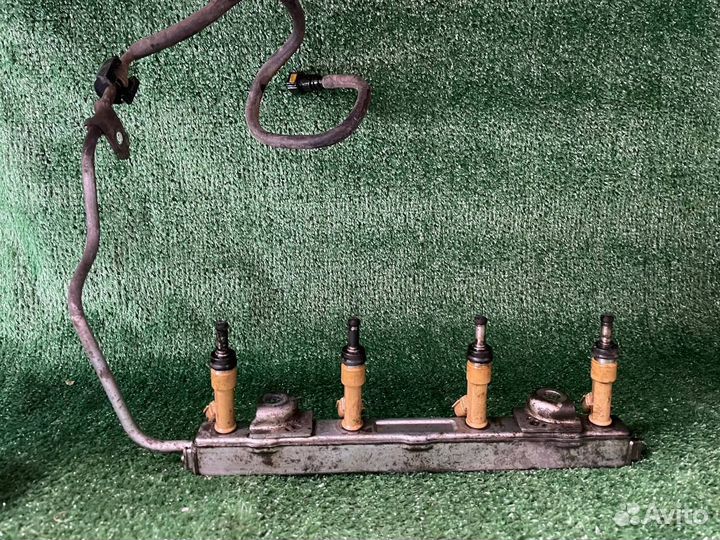 Рейка топливная (рампа) Toyota Corolla E150