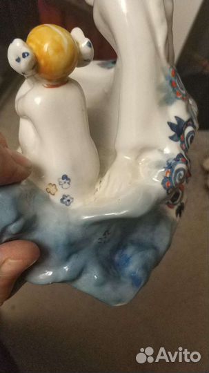 Фарфоровая статуэтка 