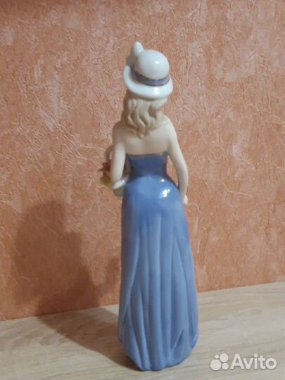 Статуэтка фарфор Девушка с цветами
