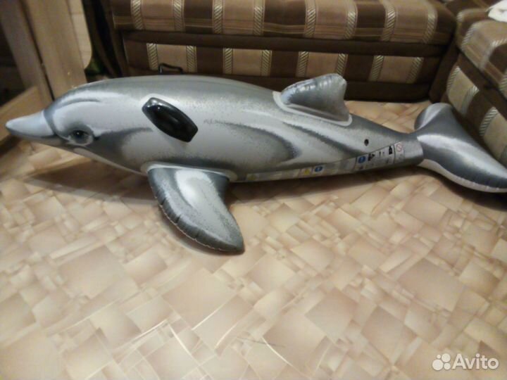 Надувной дельфин