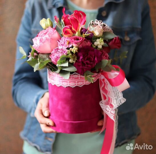 Доставка цветов в шляпных коробках и букеты