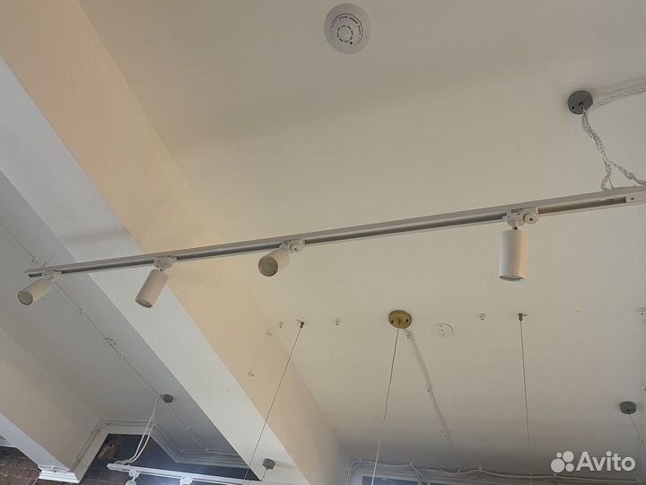 Трековый шинопровод со светильниками
