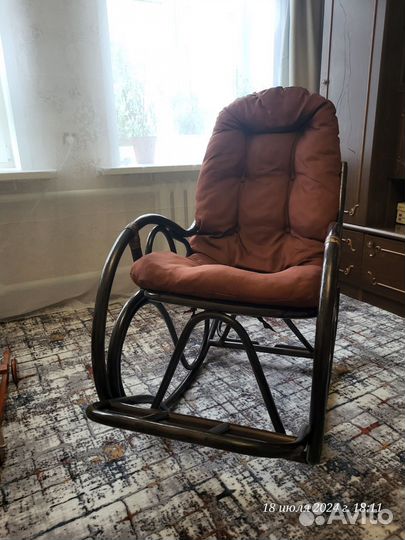 Кресло качалка из ротанга