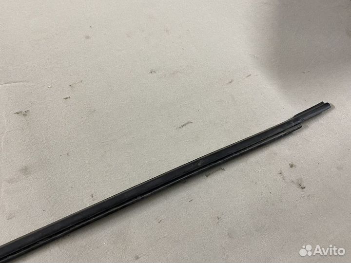 Уплотнитель стекла Kia Rio (QB) III (2011–2015)