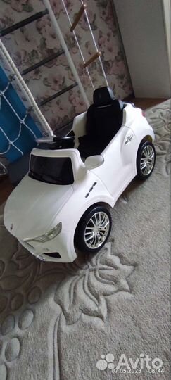 Детский электромобиль в хорошем состоянии