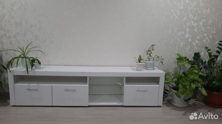 Тумба под телевизор белая