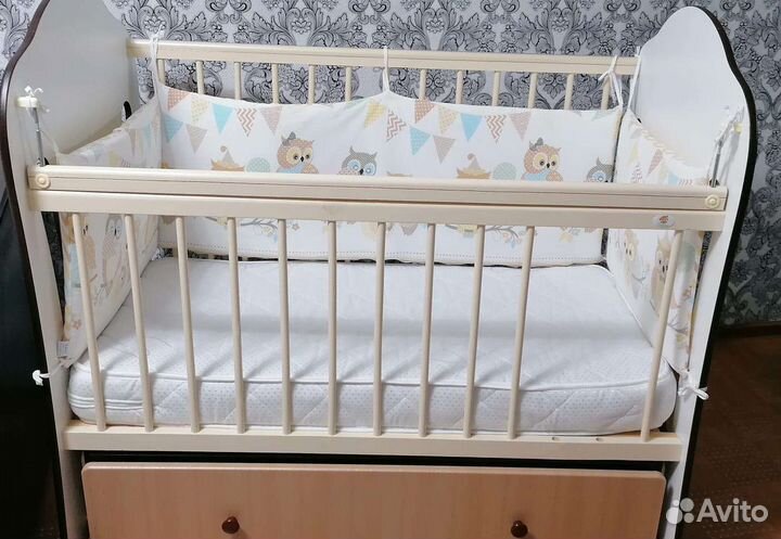 Детская кроватка с маятником и ящиком