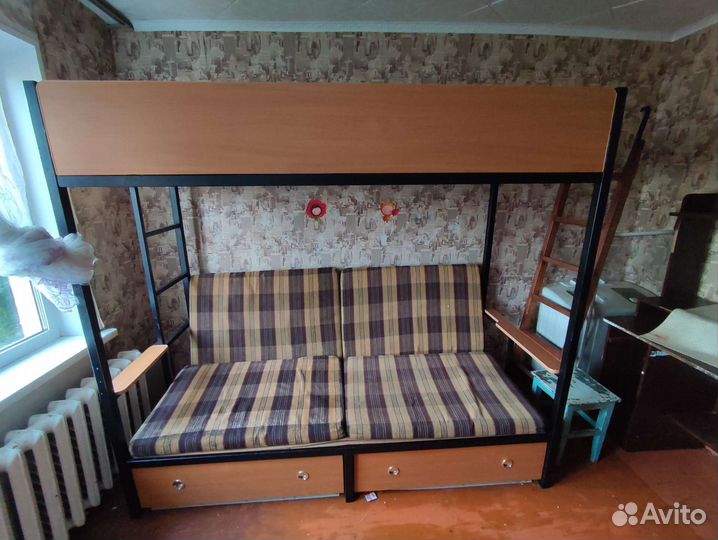 Кровать двухьярусная