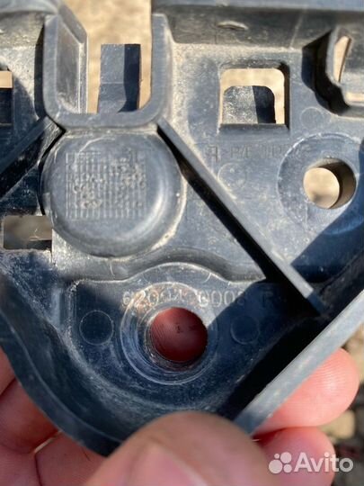 Кронштейн переднего бампера правый Renault Fluence