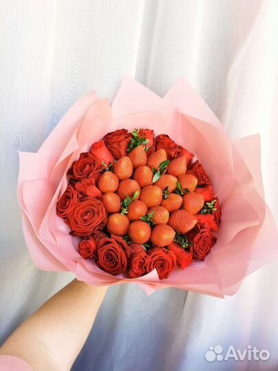 Клубничный букеты с цветами