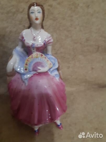 Статуэтка фарфоровая
