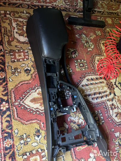 Подлокотник центральный BMW F30