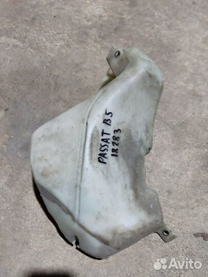 Бачок омывателя лобового стекла Volkswagen Passat