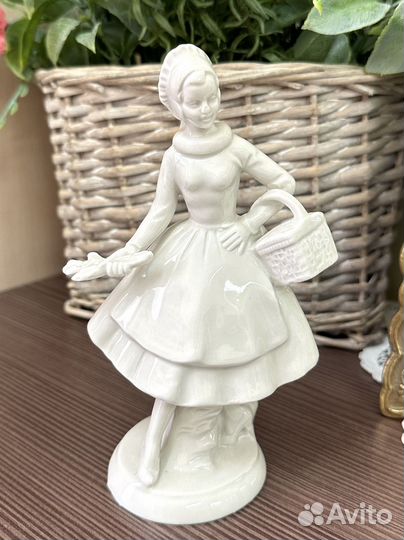 Фарфоровая статуэтка