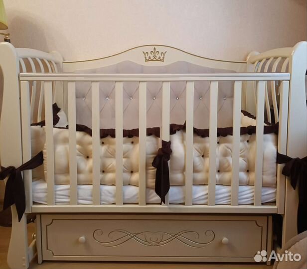 Детская кроватка с маятником