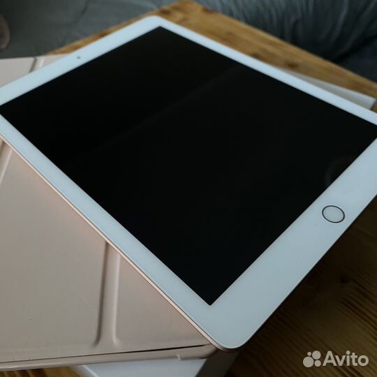 Планшет Apple iPad 9.7 2018 RU 32 гб Wi-Fi золотой