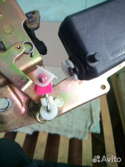 Замок крышки багажника задний Skoda Octavia tour