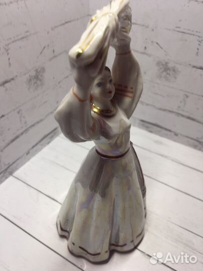 Статуэтка девушка со снопом лфз