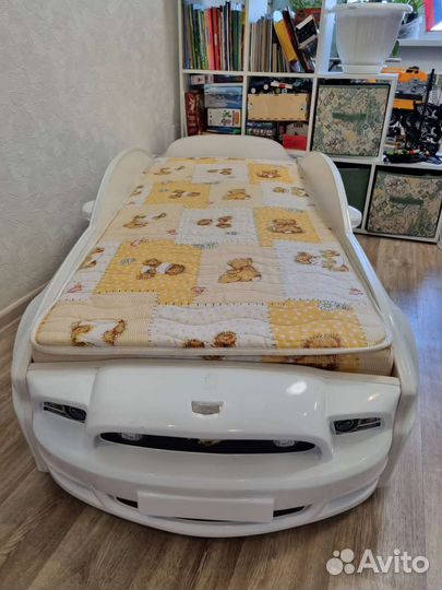 Детская кровать машина