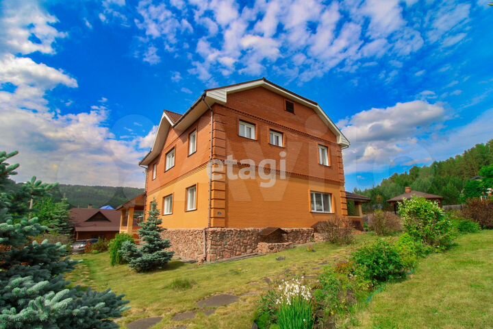 Коттедж 402,5 м² на участке 50 сот.