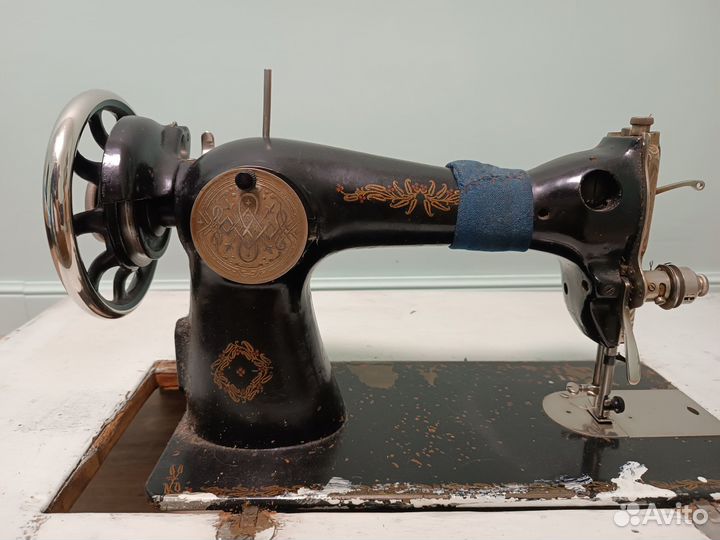 Швейная машина пмз-1А на столе