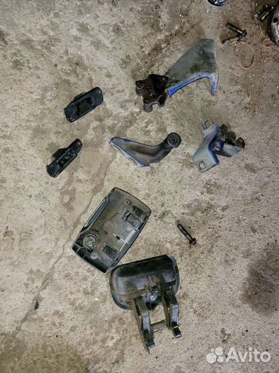 Петли сдвижной правой двери на кангу 1