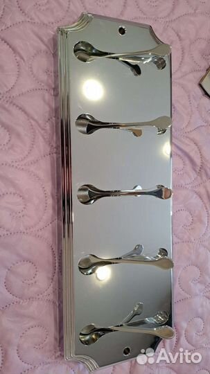 Настенная вешалка с выдвижными крючками