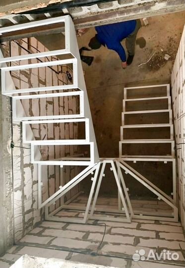 Лестница на металлокаркасе закрытого типа