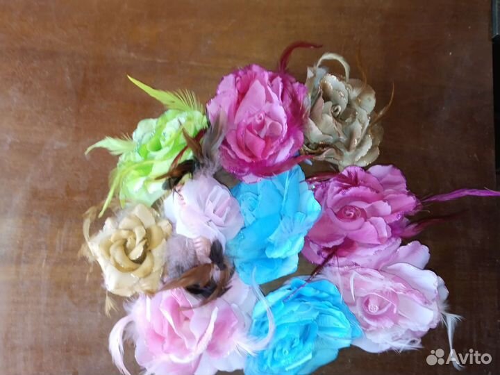 Искусственные цветы на булавке