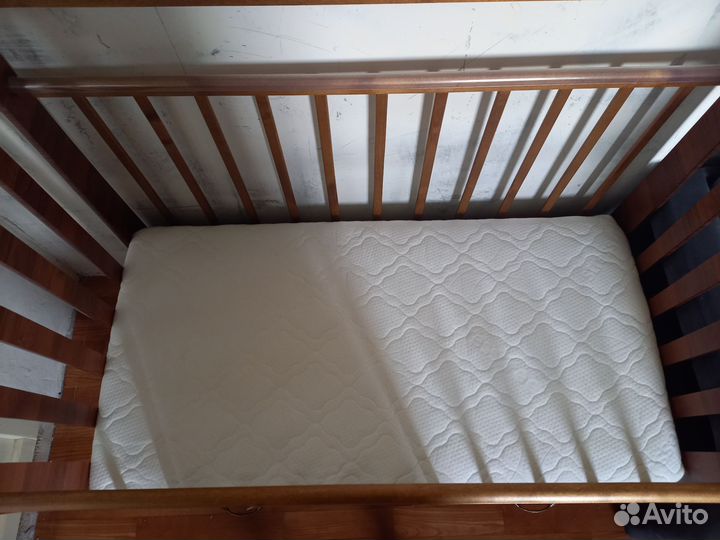 Детская кроватка с маятником, матрасом и ящиками