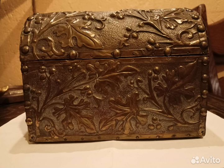 Сундук-шкатулка латунь чеканка
